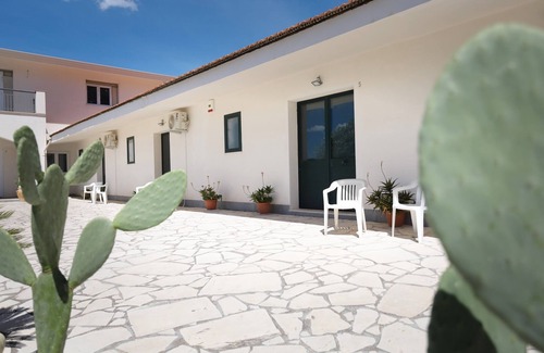 Noto Historic Centre Apartment | Studio 'Menta - Fiumara Val Di Noto' with Mountain View, Wi-Fi and Air Conditioning