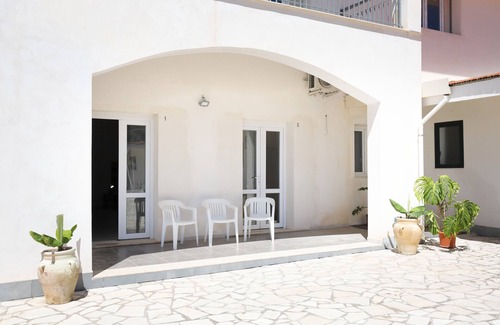 Noto Historic Centre Apartment | Studio 'Menta - Fiumara Val Di Noto' with Mountain View, Wi-Fi and Air Conditioning
