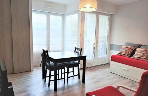 Aix-les-Bains City Center Apartment | Studio moderne à Aix-les-Bains, proche centre-ville et Thermes, avec balcon et fibre optique ! - FR-1-555-37