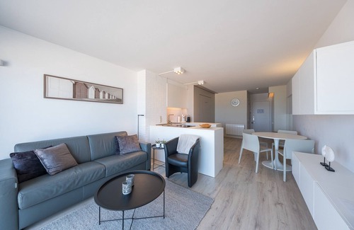 Middelkerke Apartment | Studio on Seafront with Pool and Terrace