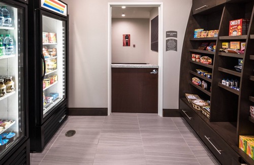 Lake Jackson Apartment | Studio | Pool + King bed + FREE Breakfast