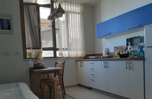 Old North Apartment | Studio Right Sea & port view !100 meters to Mezizim beach