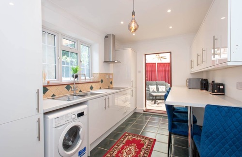 Cray Valley West House | Studio Room in bromley !