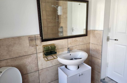 Stone Apartment | Studio - Sleeps 2 - Parking - Wifi