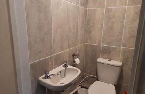 Winterton-on-Sea Apartment | Studio - Sleeps 2 - Pet Friendly w on-site parking