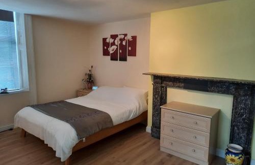 Winterton-on-Sea Apartment | Studio - Sleeps 2 - Pet Friendly w on-site parking