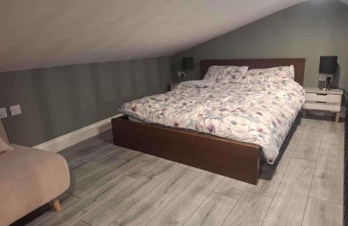 Blessington Apartment | Studio - Sleeps 4 - Garden - Parking - Wifi