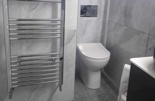 Blessington Apartment | Studio - Sleeps 4 - Garden - Parking - Wifi