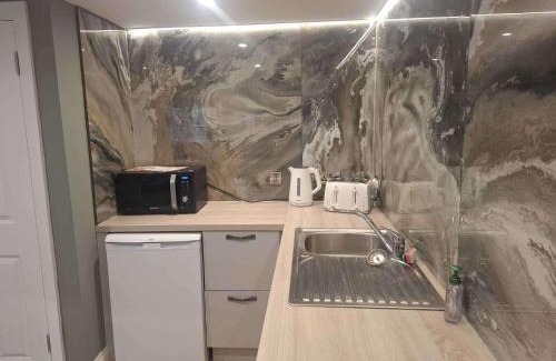 Blessington Apartment | Studio - Sleeps 4 - Garden - Parking - Wifi