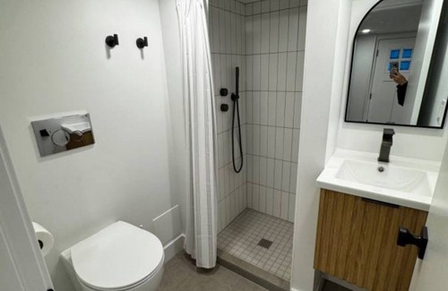 Central Lonsdale Apartment | Studio Suite - A great suite for ski bums on the North Shore! (Ski storage incl)