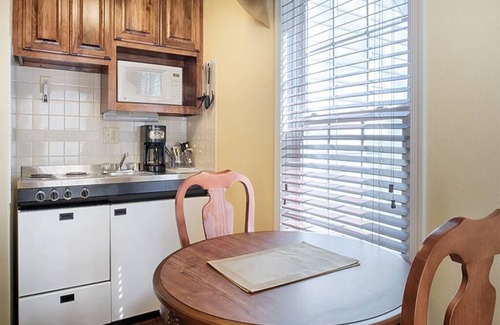 Williamsburg Apartment | Studio Suite w/Kitchenette at Williamsburg Patriot's Place!