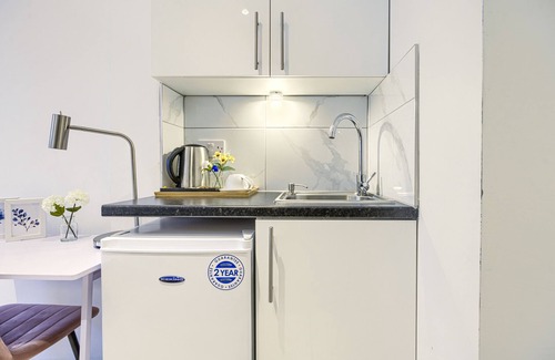 Highbury West Apartment | Studio-Superior-Ensuite-Garden View-3