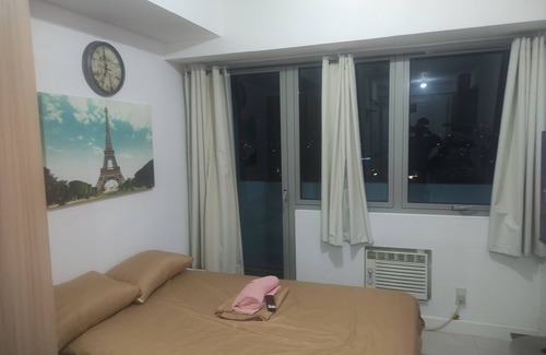Quezon City Condo | Studio type, with balcony mountainy view with fast internet up 200mbps.