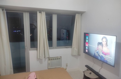 Quezon City Condo | Studio type, with balcony mountainy view with fast internet up 200mbps.