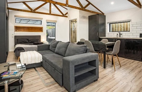 Christchurch House | Studio Unit with Spa Bath