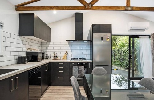 Christchurch House | Studio Unit with Spa Bath