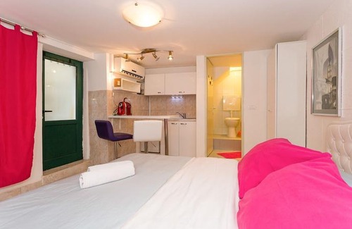 Split Apartment | Studio Varos
