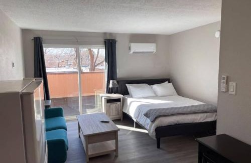 University Heights Apartment | Studio W Balcony - Near Nob Hill And Hospitals