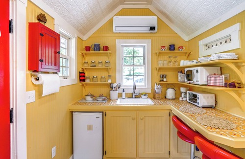 Vernon Apartment | Studio w/Trail Access ~ 10 Mi to Brattleboro!