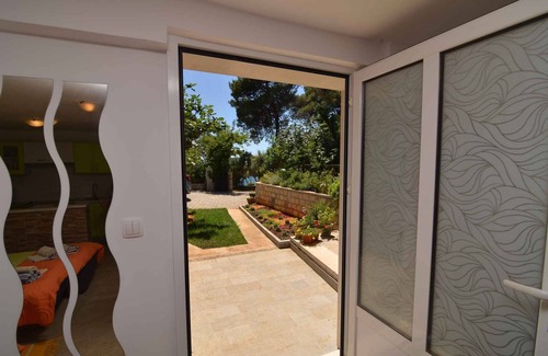 Petrcane Apartment | Studio with air conditioning and 25 meters from the beach