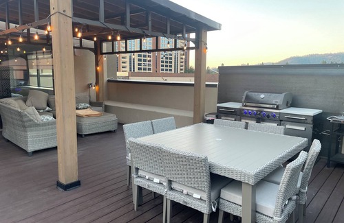 Stateline Villa | Studio31- Entire 3rd Floor and Rooftop Access