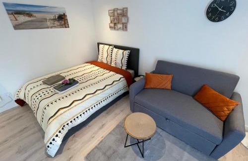 Villepinte Apartment | 'StudioCDG fr' Jardin, Studio proche near CDG Roissy airport, Parc Expositions, Stade de France, Arena, Disney, Asterix