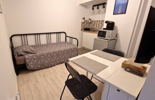 Centre Apartment | StudioGris - Charment Private Space close to Paris