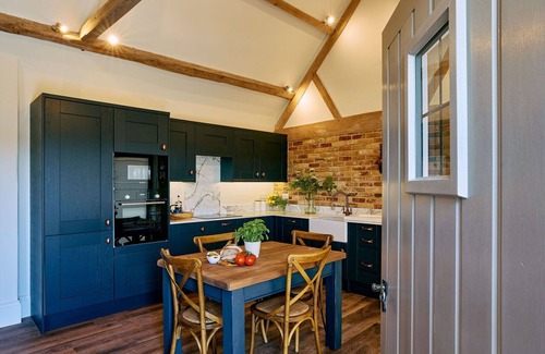 Walton House | Stunning villa for 2 people with WIFI, hot tub, pool, TV, terrace and pets allowed