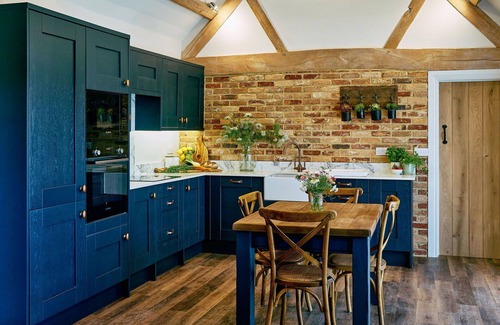 Walton House | Stunning villa for 2 people with WIFI, hot tub, pool, TV, terrace and pets allowed