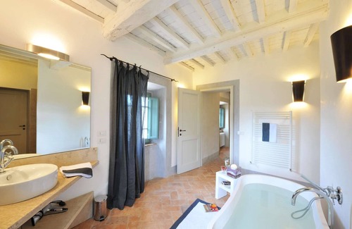Il Poggio Villa | Stunning farmhouse with heated private pool