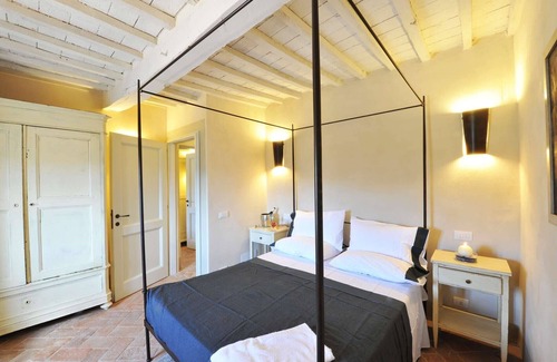 Il Poggio Villa | Stunning farmhouse with heated private pool