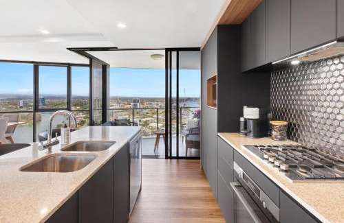 Surfers Paradise Apartment | Stunning 180 degree Views at Avalon Apartment