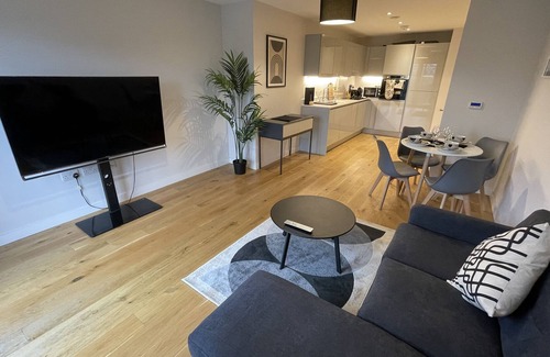 Bristol Floating Harbour Apartment | Stunning 2-Bed Apartment in Bristol with Parking