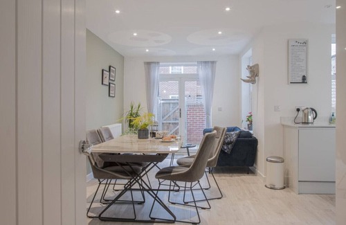 Cheltenham House | Stunning 2 Bed with Private Patio and Free Parking