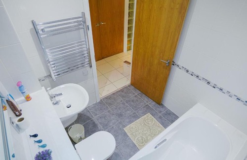 Century Wharf Apartment | Stunning 2-Bedroom Apartment in Cardiff Bay w/Gym