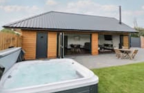 Priors Marston Other | Stunning 2 Bedroom Barn with Hot Tub