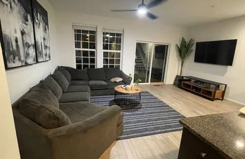 Germantown House | Stunning 2 Bedroom Town home