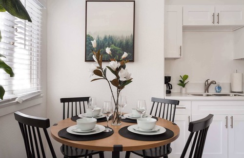 Golden Hill Apartment | Stunning 2BR Apt | Sleeps 7, WiFi + Kitchen