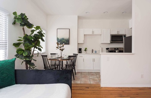 Golden Hill Apartment | Stunning 2BR Apt | Sleeps 7, WiFi + Kitchen