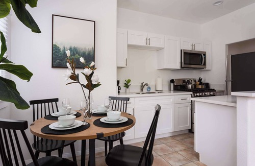 Golden Hill Apartment | Stunning 2BR Apt | Sleeps 7, WiFi + Kitchen