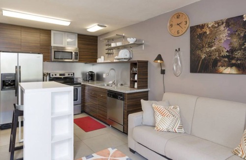 East San Mateo Condo | Stunning 2BR Condo w Gym & Pool in San Mateo