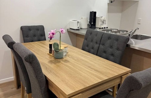 Parnell Apartment | Stunning 3 bd 2 bth city apt - Pool and Carpark