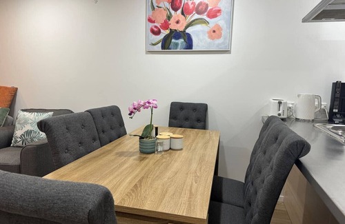 Parnell Apartment | Stunning 3 bd 2 bth city apt - Pool and Carpark