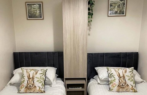 Huyton Apartment | Stunning 3 bed, 2 bath apartment near transport links and local amenities