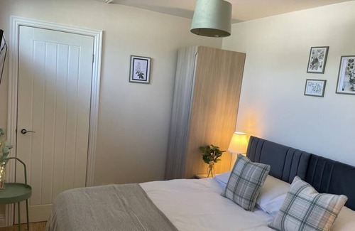 Huyton Apartment | Stunning 3 bed, 2 bath apartment near transport links and local amenities