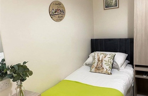 Huyton Apartment | Stunning 3 bed, 2 bath apartment near transport links and local amenities