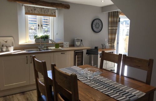 Kendal Cottage | Stunning 3 bed cottage with exceptional views over fields and the Lakeland fells