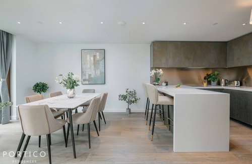 Vauxhall Apartment | Stunning 3 bedroom apartment with swimming pool in Nine Elms