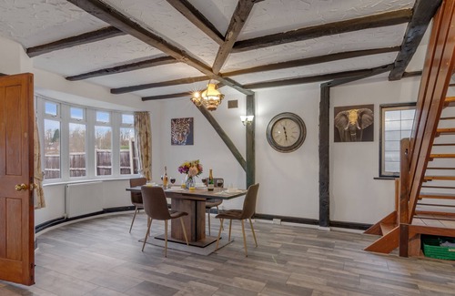 Strood House | Stunning 3 BedRoom Bungalow for Long &Short Stays