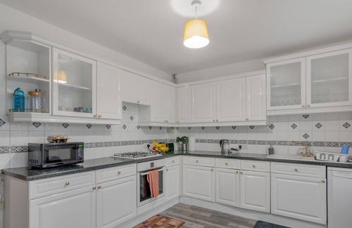 Strood House | Stunning 3 BedRoom Bungalow for Long &Short Stays